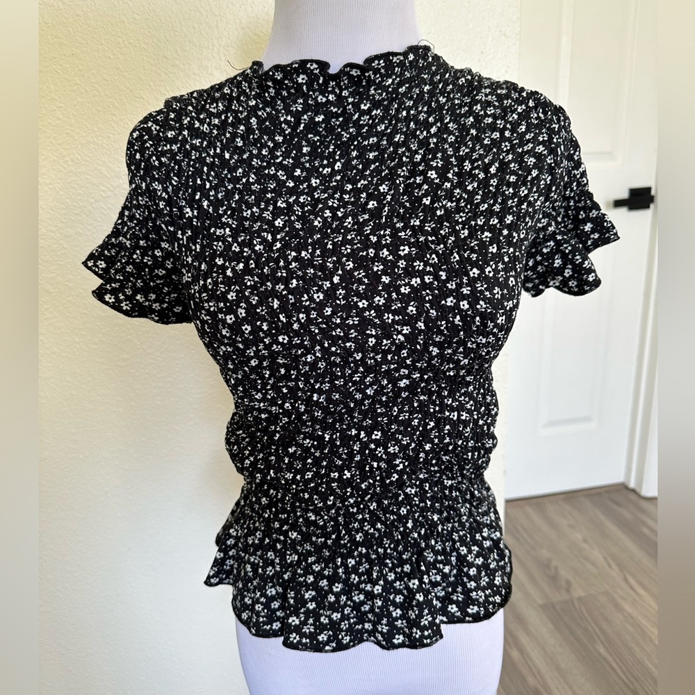 Tahari Floral Small Form Fitting Stretchy Top